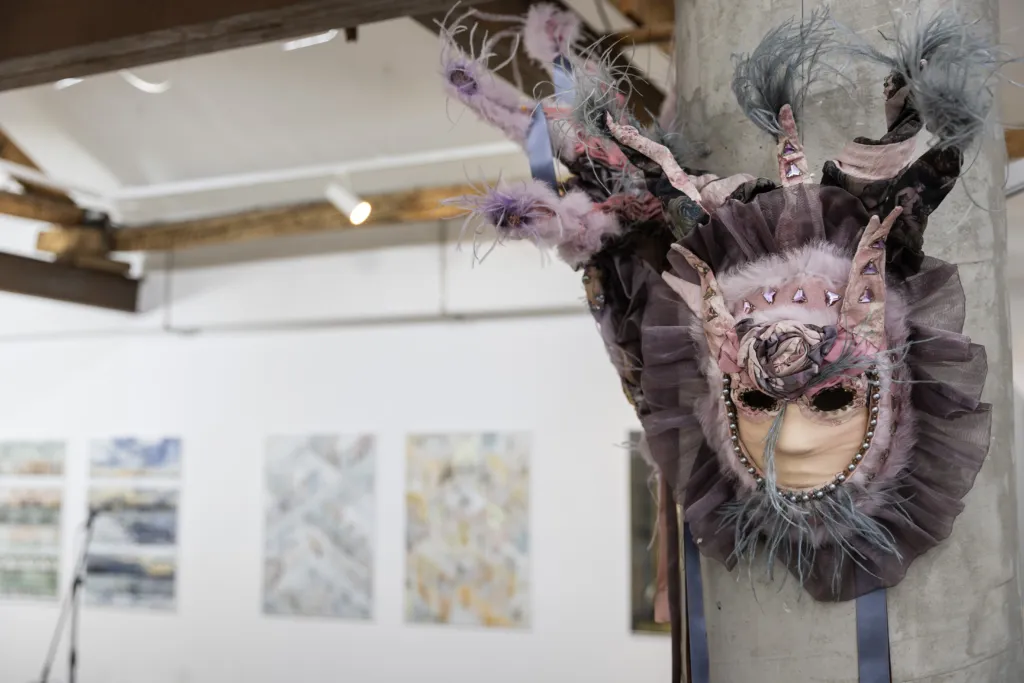 Маска на Мурицио Пироло и калейдоскопи на Олимпия Симопулу.
Фото: Алма комуникация / Петър Станев