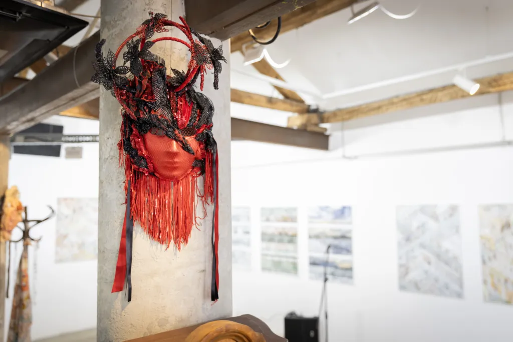 Маска на Мурицио Пироло и калейдоскопи на Олимпия Симопулу.
Фото: Алма комуникация / Петър Станев