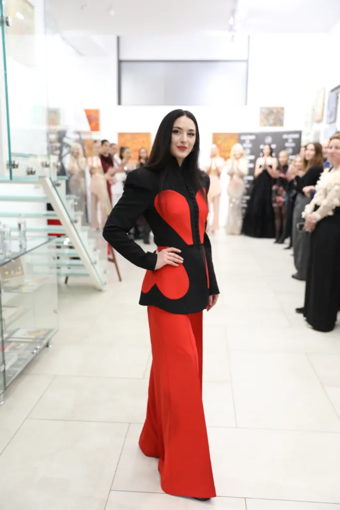 Водещата Лидия Ангелова в тоалет на Николета Фархат. Фото: Академия за мода / Петър Станев