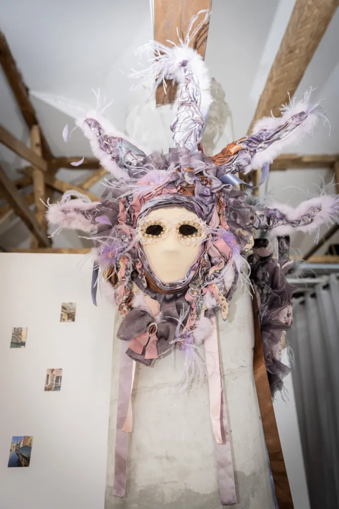 Маска на Мурицио Пироло и калейдоскопи на Олимпия Симопулу.
Фото: Алма комуникация / Петър Станев