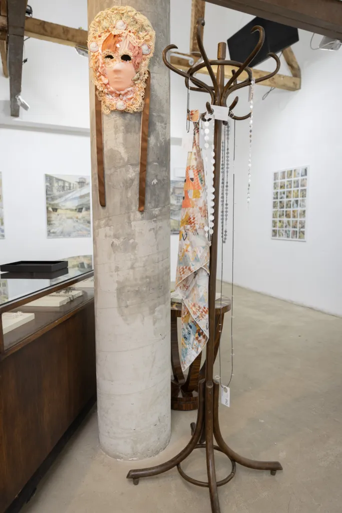 Калейдоскопи и шалове на Олимпия Симополу, бижута на Николай Сърдъмов и маска на Маурицио Пироло.
Фото: Алма комуникация / Петър Станев