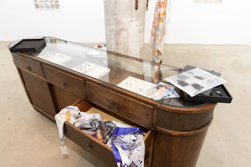 Бижута на Николай Сърдъмов и шалове на Олимпия Симополу.
Фото: Алма комуникация / Петър Станев