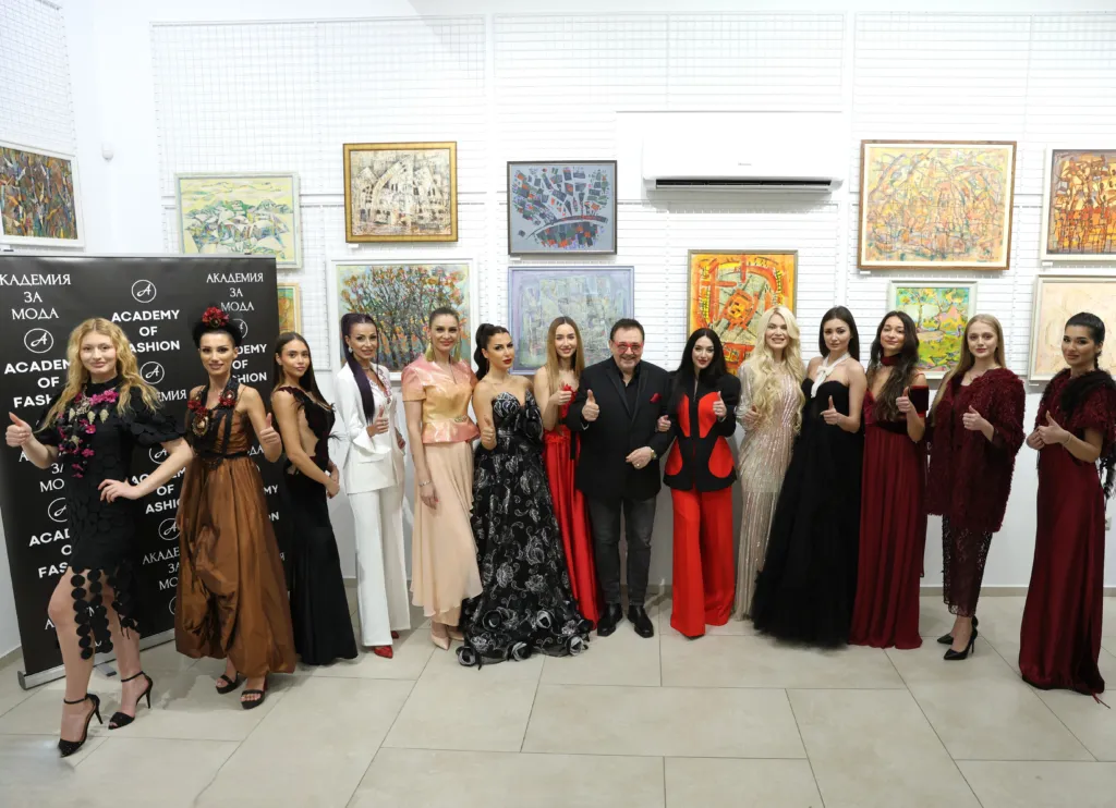 Проф. Любомир Стойков заедно с моделите, участвали във Вечерта на стила в памет на Валентино. Фото: Академия за мода / Петър Станев