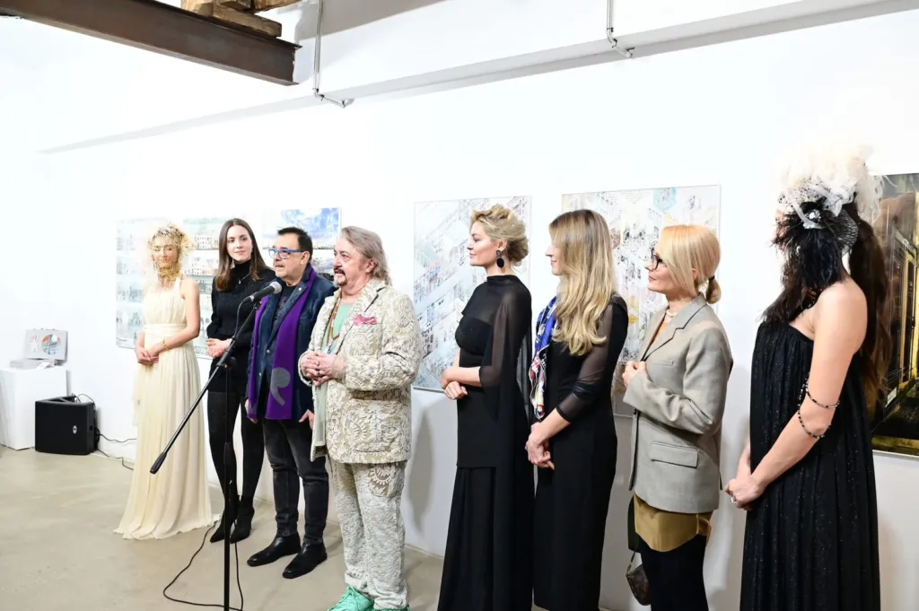 Ивет Бианки, проф. Любомир Стойков, Маурицио Пироло, Десислава Зафирова, Олимпия Симополу, Нели Радева, моделите Илияна Борисова и Гергана Желева с маски на Маурицио Пироло и с тоалети на Ивет Бианки.
Фото: Алма комуникация / Антонио Георгиев