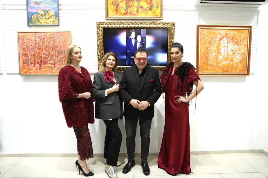 Проф. Любомир Стойков заедно с Нели Радева, Кристияна Йорданова и Александра Кръстева, облечени в нейни тоалети. Фото: Академия за мода / Петър Станев