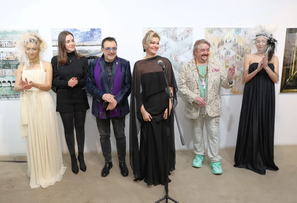 Ивет Бианки, проф. Любомир Стойков, Десислава Зафирова, Маурицио Пироло, моделите Илияна Борисова и Гергана Желева с маски на Маурицио Пироло и с тоалети на Ивет Бианки.
Фото: Алма комуникация / Петър Станев