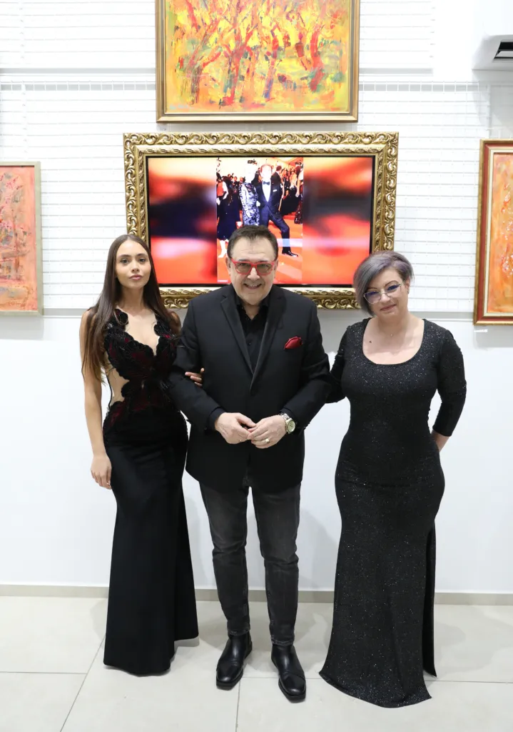 Проф. Любомир Стойков заедно с Велизара Георгиева и Нена Върбанова в неин тоалет. Фото: Академия за мода / Петър Станев