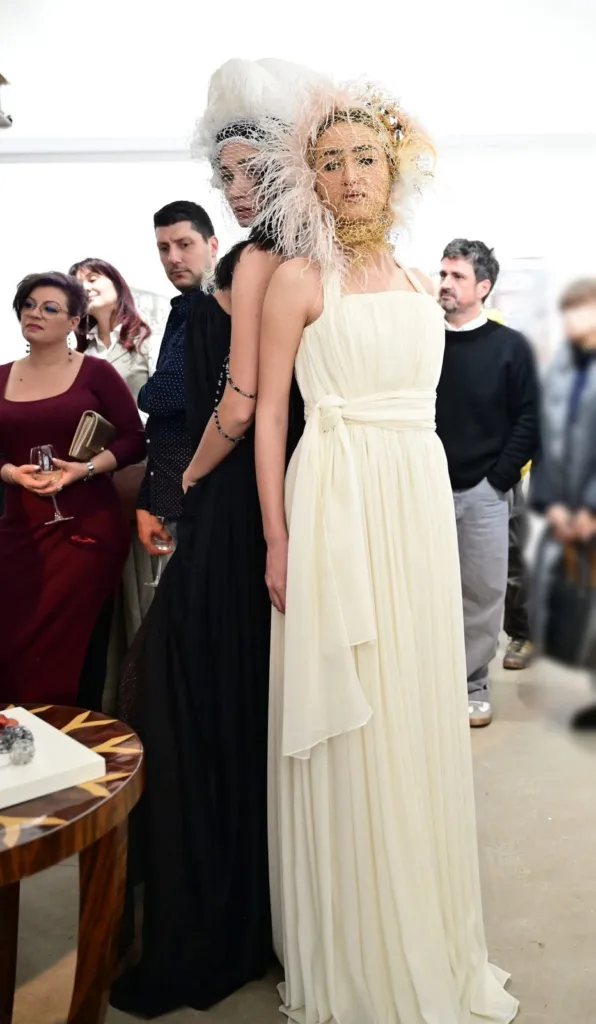 Гергана Желева и Илияна Борисова с маски на Маурицио Пироло и с тоалети на Ивет Бианки. Фото: Алма комуникация / Антонио Георгиев