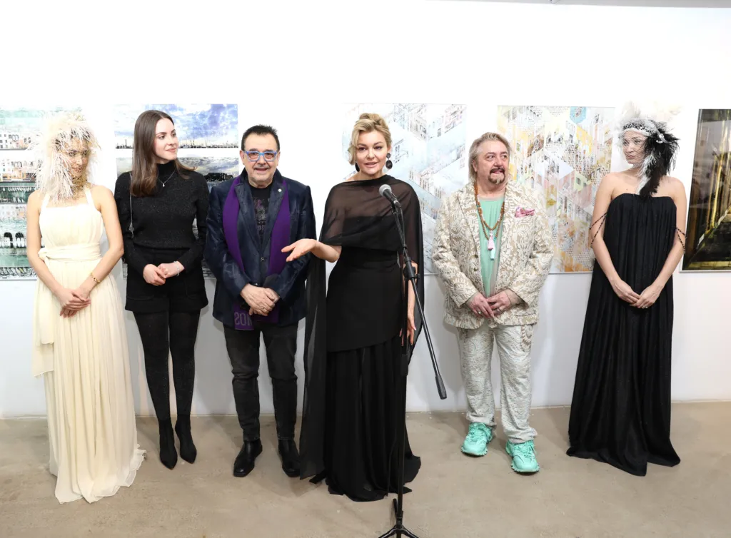 Ивет Бианки, проф. Любомир Стойков, Десислава Зафирова, Маурицио Пироло, моделите Илияна Борисова и Гергана Желева с маски на Маурицио Пироло и с тоалети на Ивет Бианки.
Фото: Алма комуникация / Петър Станев