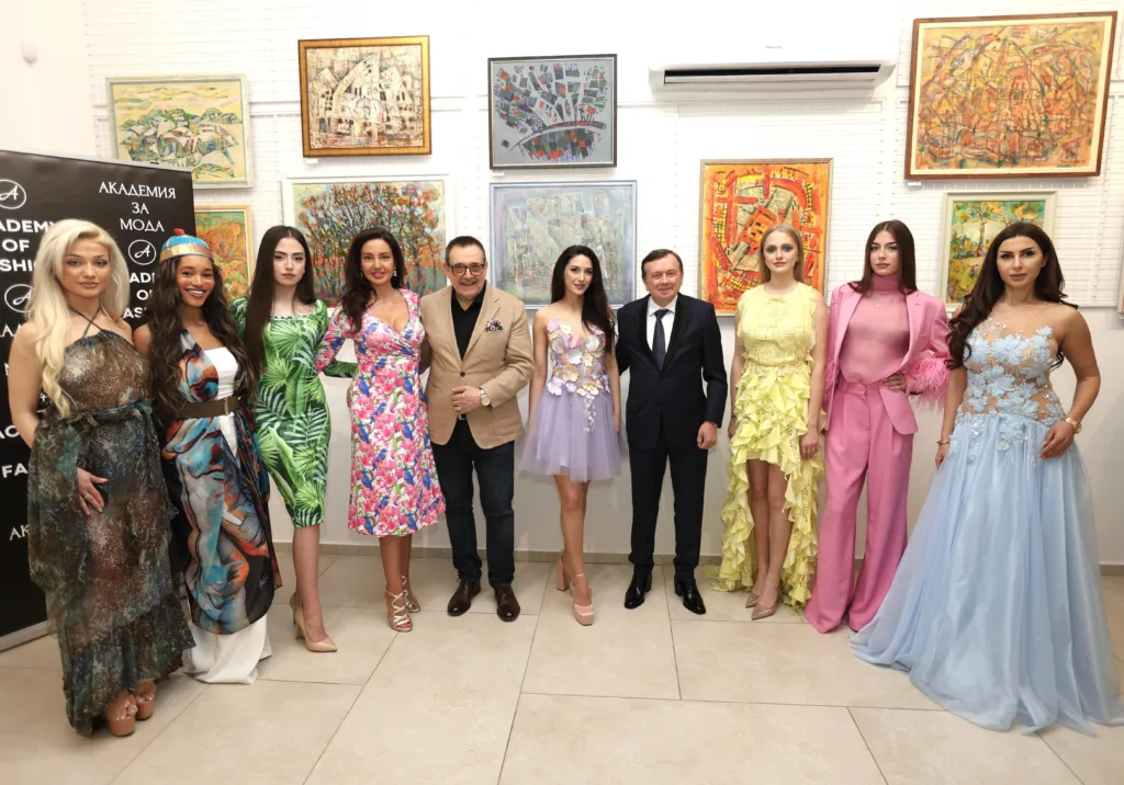 Проф. Любомир Стойков и Христо Дурчев заедно с моделите, участвали във „Вечер на стила: Springtime”. Фото: Академия за мода / Петър Станев