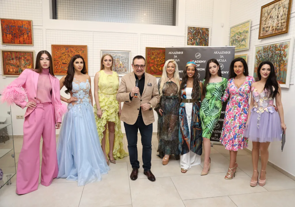 Проф. Любомир Стойков заедно с моделите, участвали във „Вечер на стила: Springtime”. Фото: Академия за мода / Петър Станев