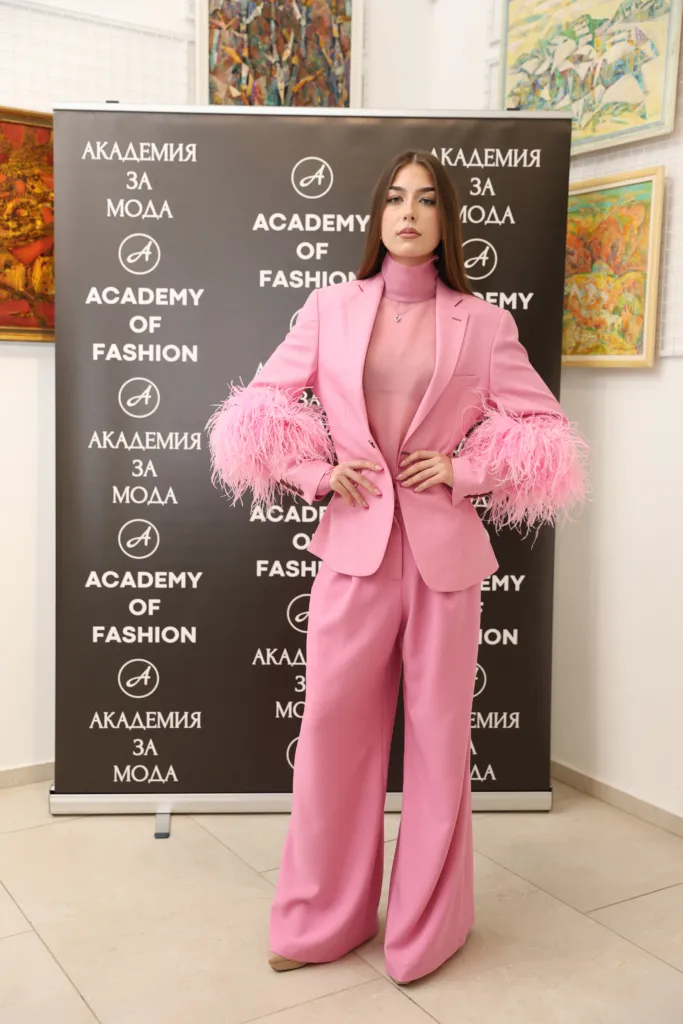 Нина Инджева в тоалет на Есил Дюран. Фото: Академия за мода / Петър Станев