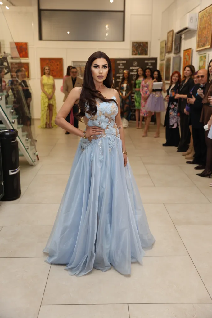 Манита Вартан в тоалет на Велизара Георгиева. Фото: Академия за мода / Петър Станев