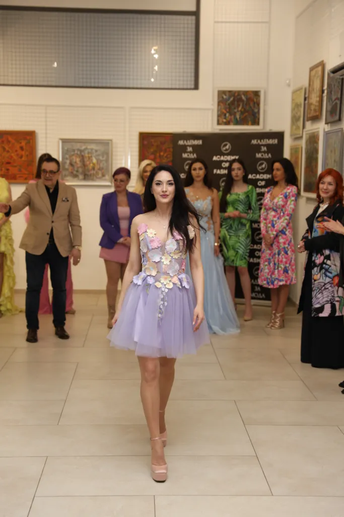 Водещата Лидия Ангелова, облечена в тоалет на Велизара Георгиева. Фото: Академия за мода / Петър Станев