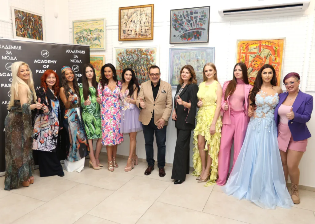 Проф. Любомир Стойков заедно с дизайнери и модели, участвали във „Вечер на стила: Springtime”.