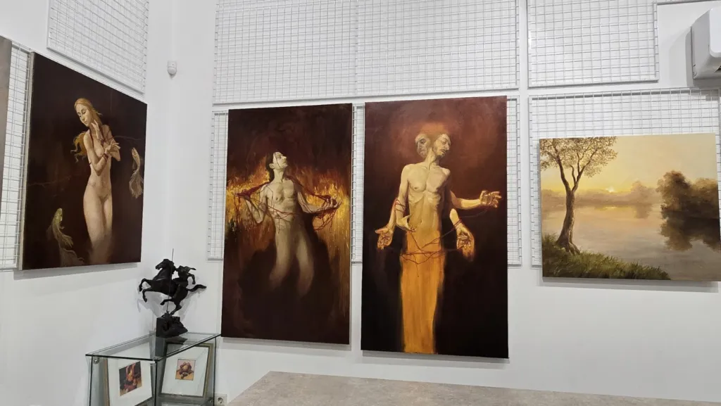 Картини от изложбата "Съновидения" на художника Костадин Жиков. Фото; Алма комуникация / Личен архив на художника