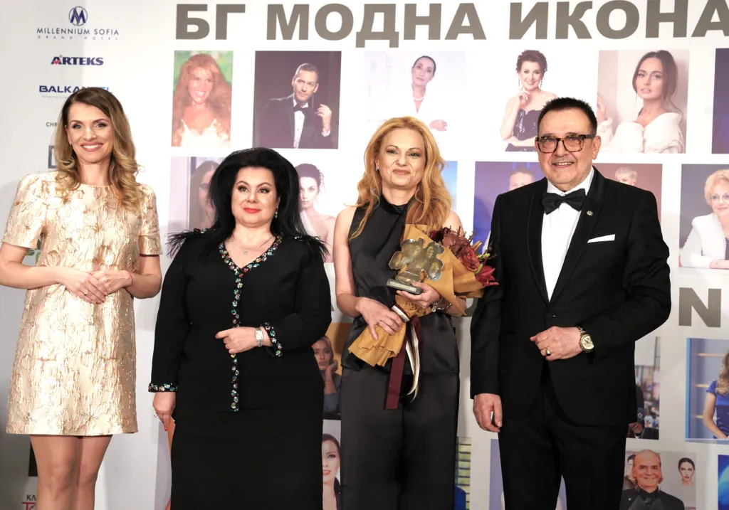 Аделина Радева – носител на приза „БГ модна икона 2026“ в категория „Медии и журналистика“ заедно с Христина Христова, Биляна Тончева и проф. Любомир Стойков.
Фото: Академия за мода / Антон Марков