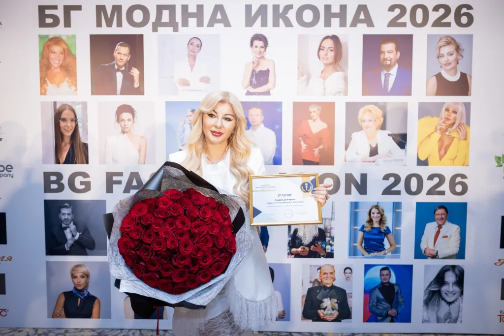 Силвия Джагарова – наградена за качествена бизнес и лайфстайл журналистика, и проф. Любомир Стойков. Фото: Академия за мода / Петър Станев