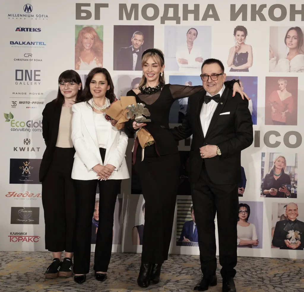 Антоаанета Добрева - Нети - носител на приза „БГ модна икона 2026“ в категория „Кино и театър", заедно с Диана Петканова, Розалина Айръкова и проф. Любомир Стойков. Фото: Академия за мода / Антон Марков