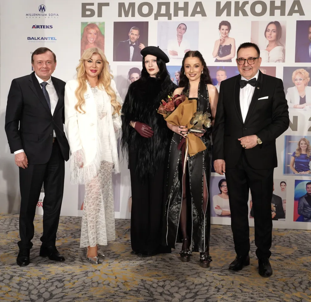 Михаела Маринова - носител на приза „БГ модна икона 2026“ в категория „Музика", заедно с Христо Дурчев, Силвия Джагарова, нейния стилист и проф. Любомир Стойков. Фото: Академия за мода / Антон Марков
