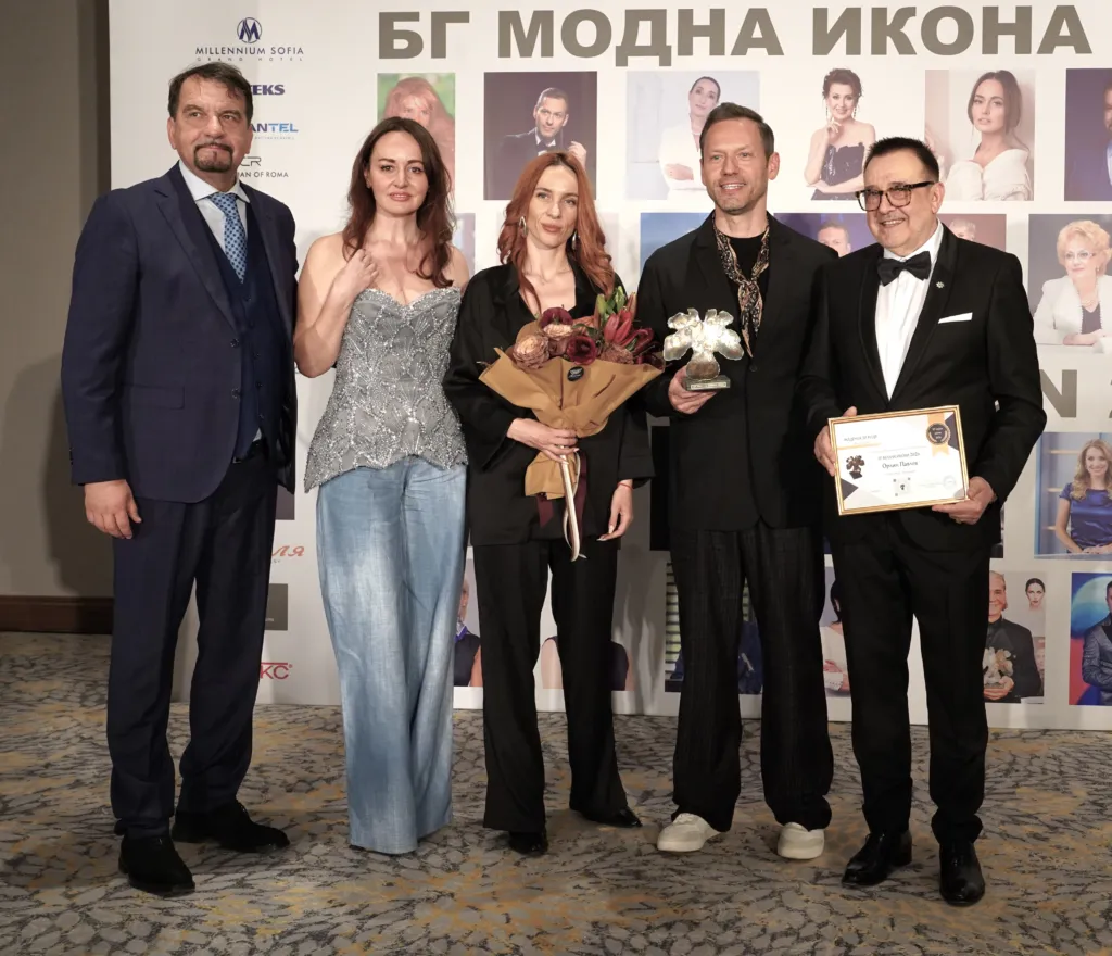 Орлин Павлов - носител на приза „БГ модна икона 2026“ в категория „Изкуство", заедно с Ники Кънчев, Ирина Влади, Силвия Маркова и проф. Любомир Стойков. Фото: Академия за мода / Антон Марков