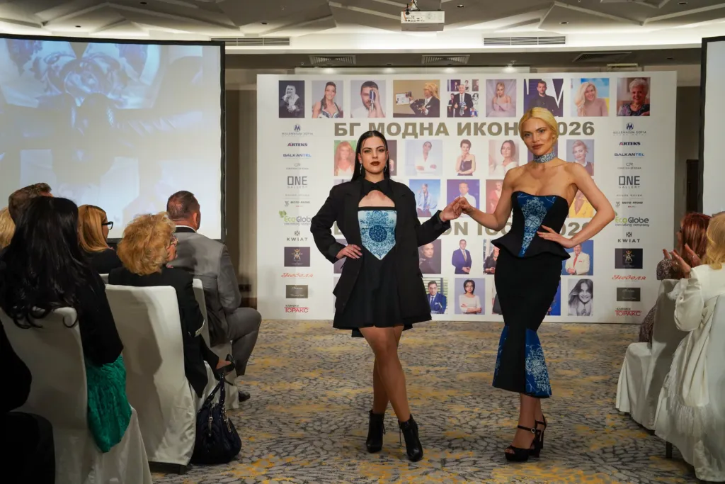 Дизайнерката Мария Рупова заедно с нейното предложение. Фото: Академия за мода / Антон Марков