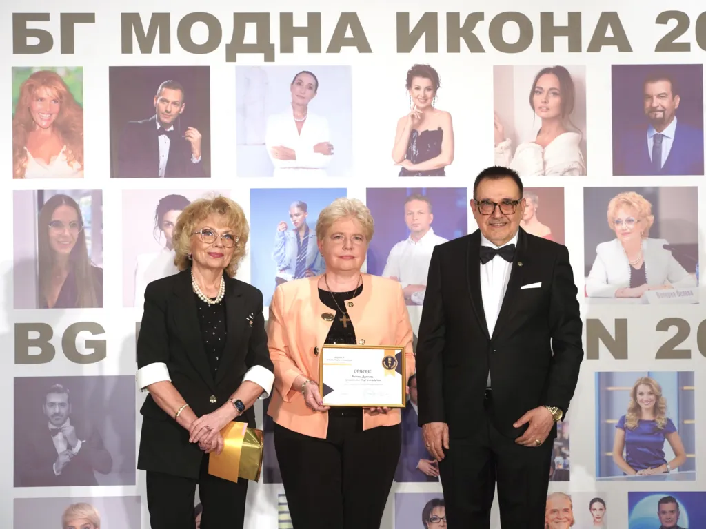 Валерия Велева, Анжела Димчева и проф. Любомир Стойков. Фото: Академия за мода / Антон Марков