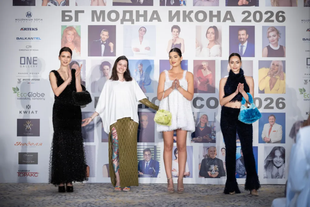 Дизайнерката Стефания Кривошиева заедно с моделите, представили нейни предложения. Фото: Академия за мода / Петър Станев