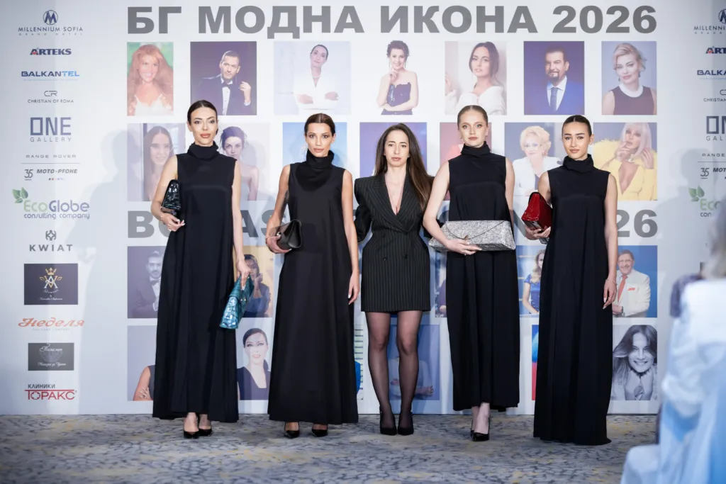 Ванеса Иванова заедно с моделите, представили нейните предложения. Фото: Академия за мода / Петър Станев