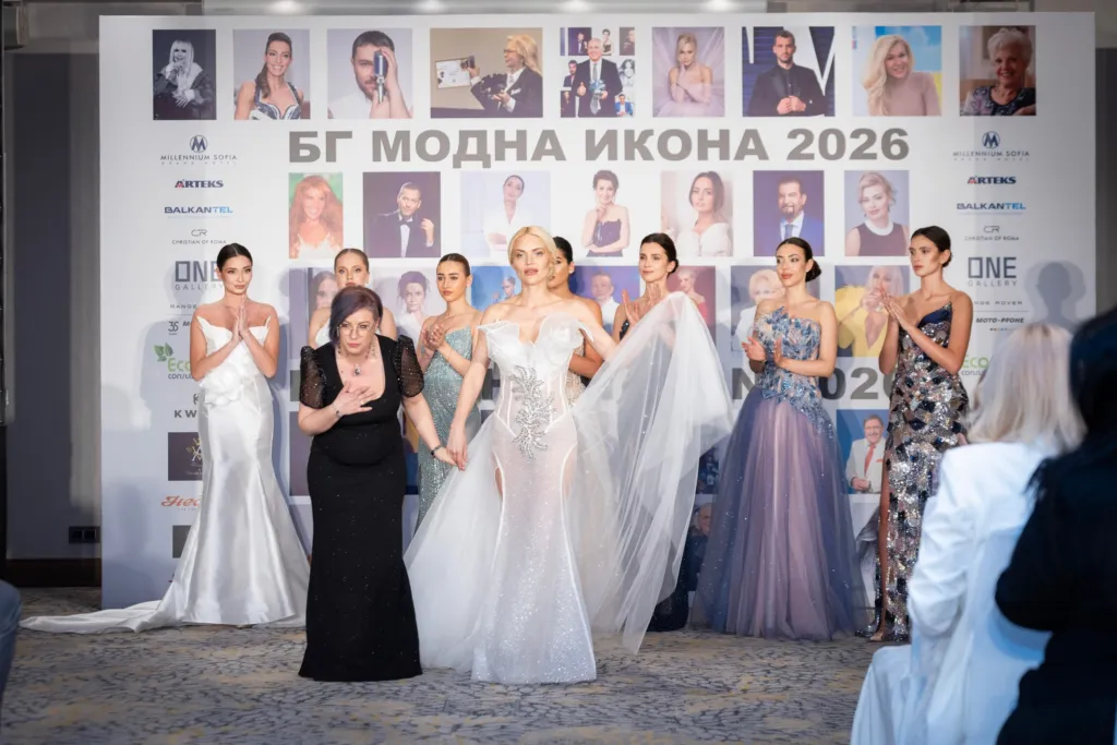 Дизайнерката Велизара Георгиева заедно с моделите, представили нейни тоалети. Фото: Академия за мода / Петър Станев