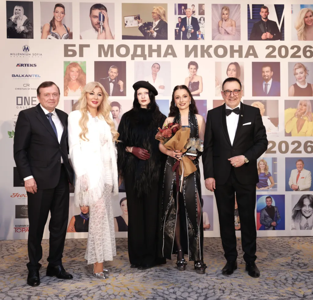 Михаела Маринова - носител на приза „БГ модна икона 2026“ в категория „Музика", заедно с Христо Дурчев, Силвия Джагарова, нейния стилист и проф. Любомир Стойков. Фото: Академия за мода / Петър Станев