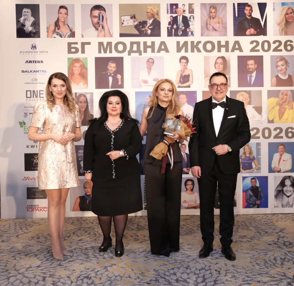 Аделина Радева заедно с Христина Христова, Биляна Тончева и проф. Любомир Стойков.
Фото: Академия за мода / Антон Марков