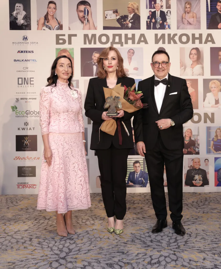 Аделина Радева - носител на приза „БГ модна икона 2026“ в категория „Медии и журналистика", заедно с Елена Кристиано и проф. Любомир Стойков. Фото: Академия за мода / Антон Марков