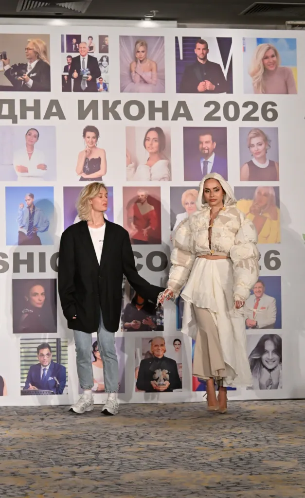 Венета Павлова и моделът, който представя нейния аутфит. Фото: Академия за мода / Антонио Хаджихристов