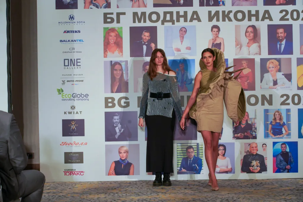 Ачелия Ахмедова и моделът, който представя нейния аутфит. Фото: Академия за мода / Антон Марков