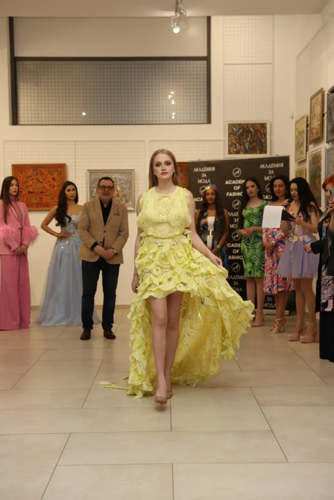 Аутфит на Нели Радева, представен на „Вечер на стила: Springtime”. Фото: Академия за мода / Петър Станев