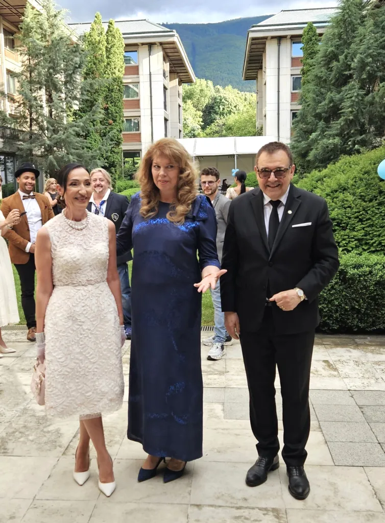 Президентът Илияна Йотова, Елена Кристиано - управител на Christian of Roma Group, и проф. Любомир Стойков – председател на Академията за мода. Фото: Алма комуникация