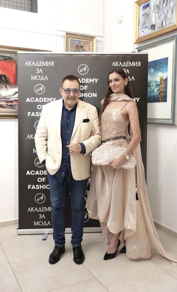 Проф. Любомир Стойков и Камелия Димитрова, облечена в тоалет на Нели Радева. Фото: Академия за мода / Петър Станев